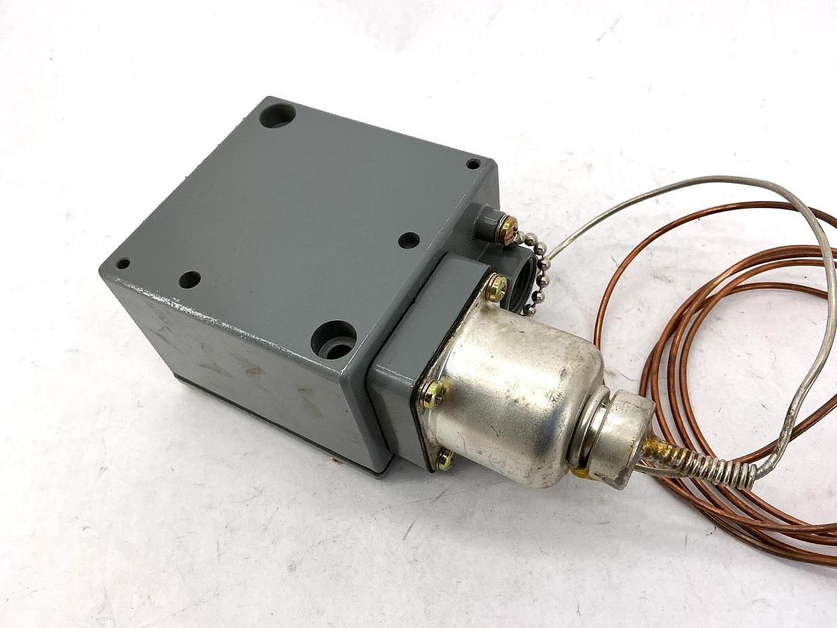 New Square D 9025GXW-22 Ser C Temperature Switch 115.0°F Decreasing.