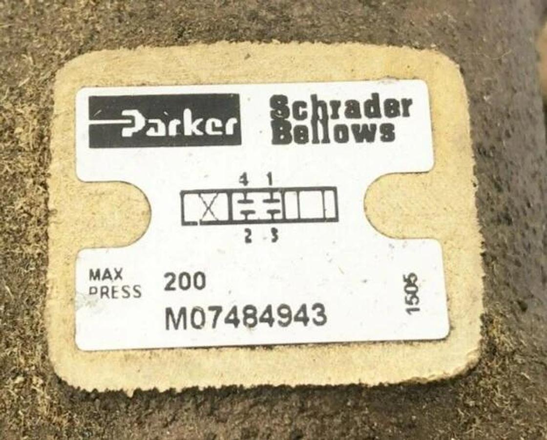 Used Parker M07484943 Manually Operated Directional Control Valve 200psig 1" NPT