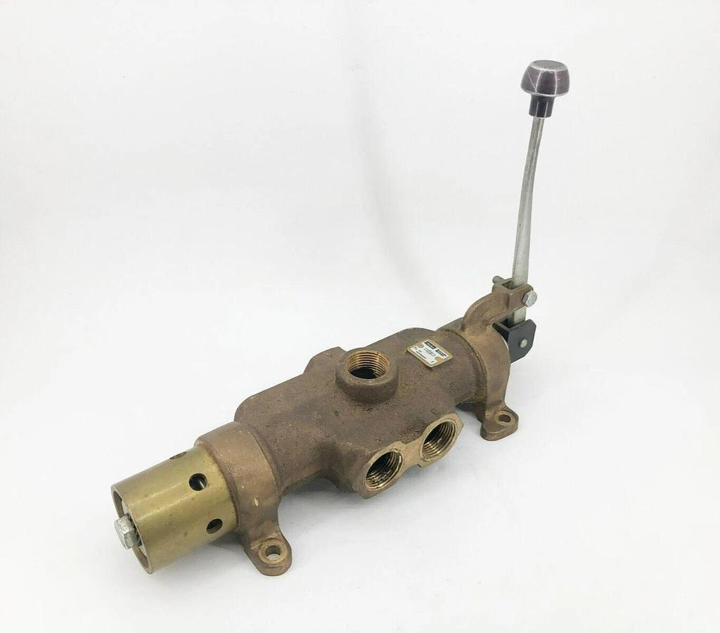 Used Parker M07484943 Manually Operated Directional Control Valve 200psig 1" NPT