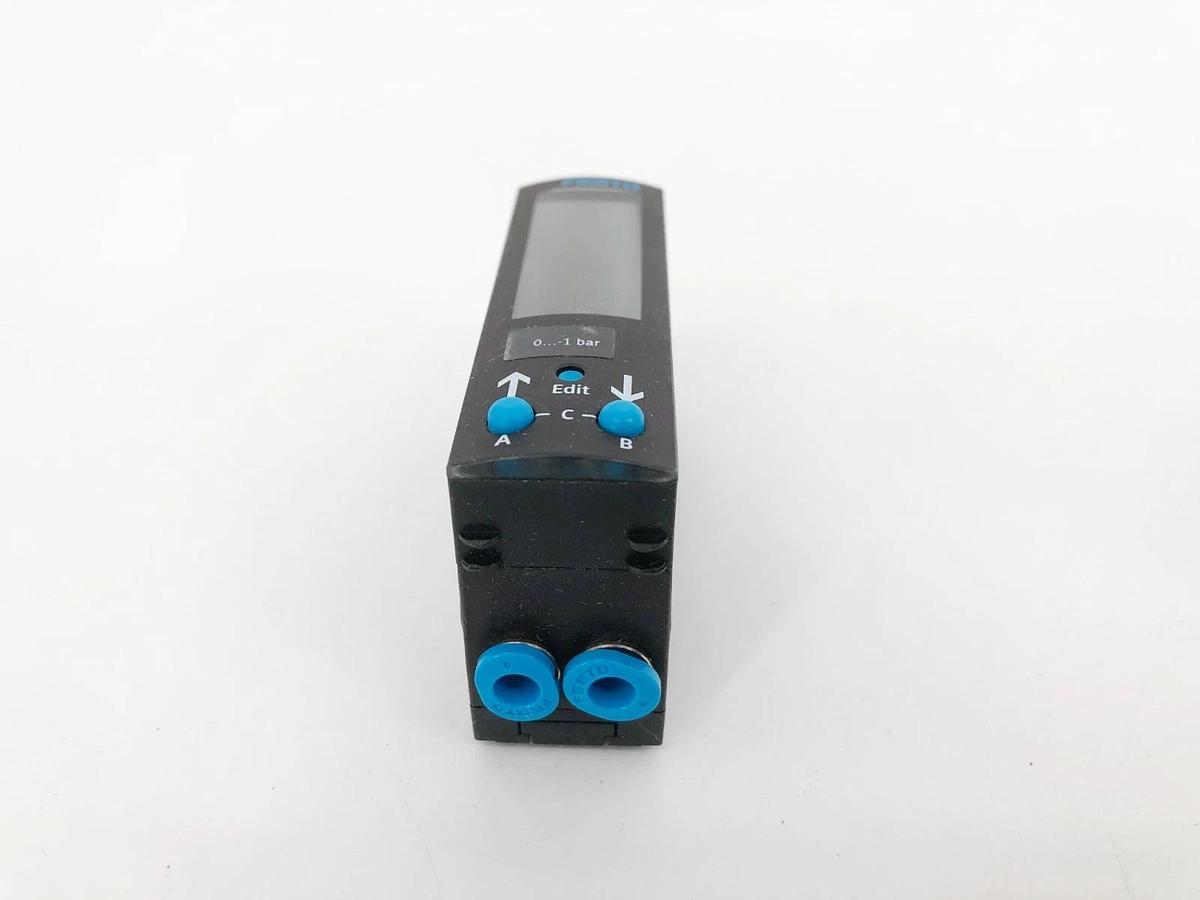 New Festo SDE3-V1D-B-WQ4-2P-M8 Pressure Sensor 24VDC 568664