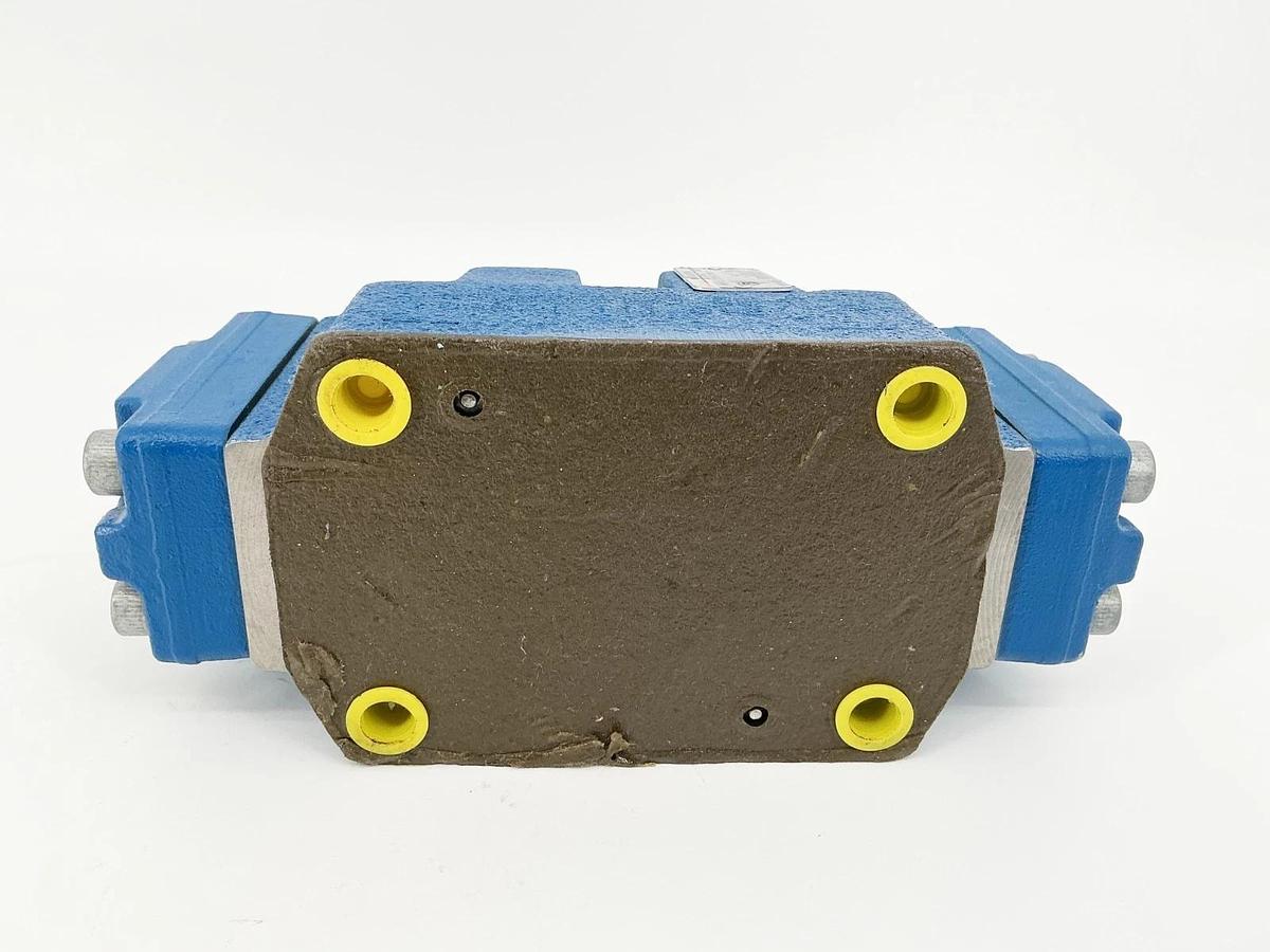 New Rexroth R900738499 Directional Control Valve 4WEH 16 E72/6EW110N9K4/V No Box