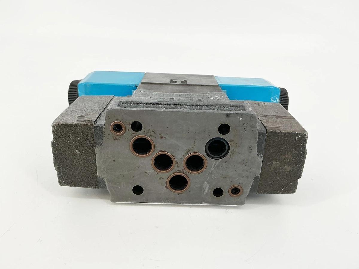 New Vickers DG5S4-022C-2-M-U-H5-20 Solenoid Valve 5000PSI 24VDC 02-362271