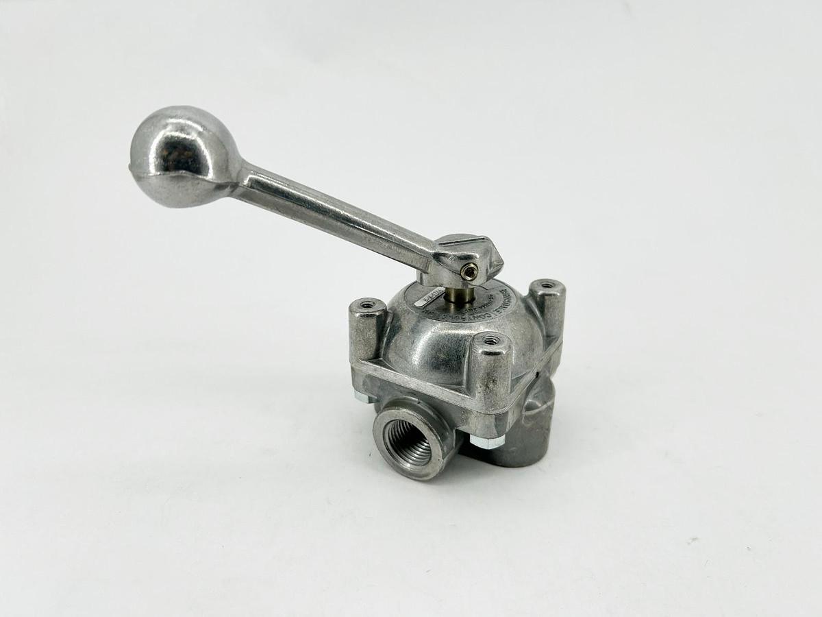 New Barksdale 9023-M-A Pneumatic Directional Control Valve 1/2" - No Box