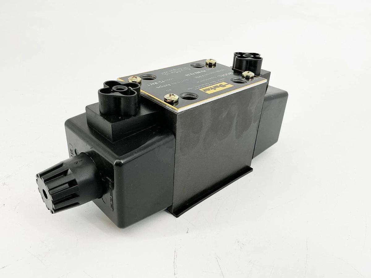 New Parker D3W4CNYW 40 Directional Control Valve 5000PSI 110/120V .8A