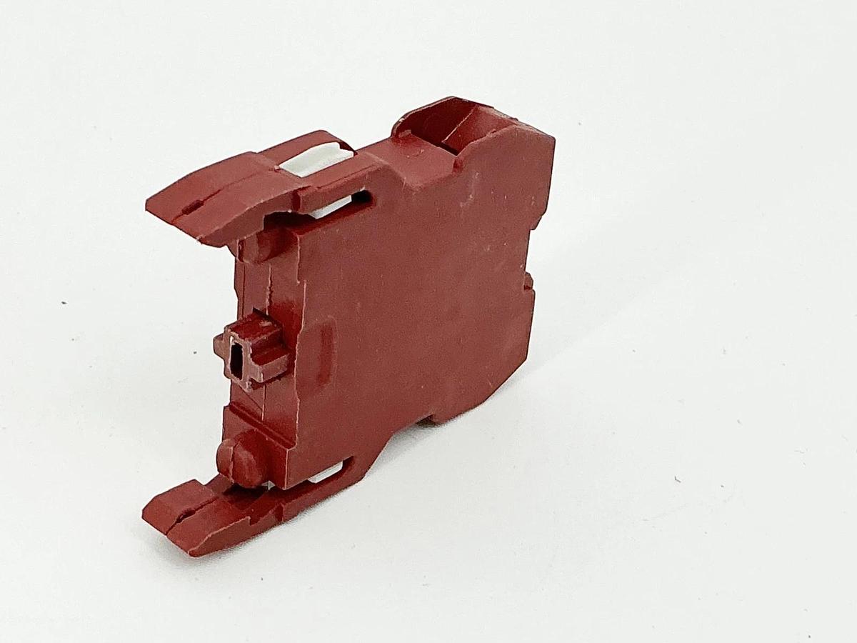 New Siemens 3SB1400-0S Contact Block 600V 1NC P30CBLO