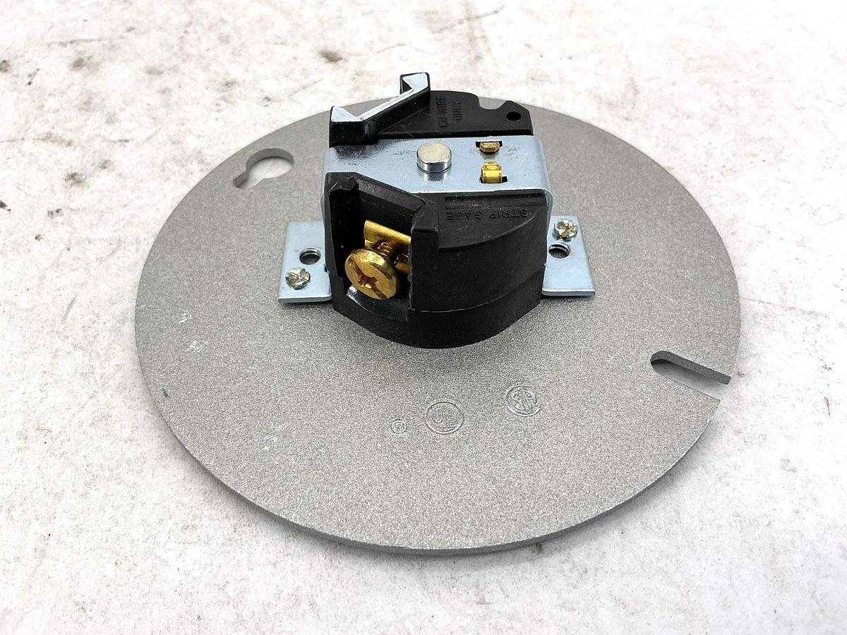 New Hubbell HBL4711 Single Recep On 4" Metal Twist-Lock 2-Pole 15A 125V