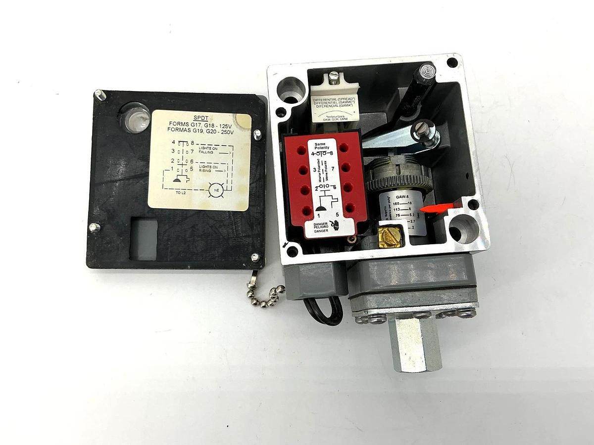 New Square D 9012GAW-5 Ser C Pressure Switch 3-150PSIG 480VAC 9012GAW5 - No Box