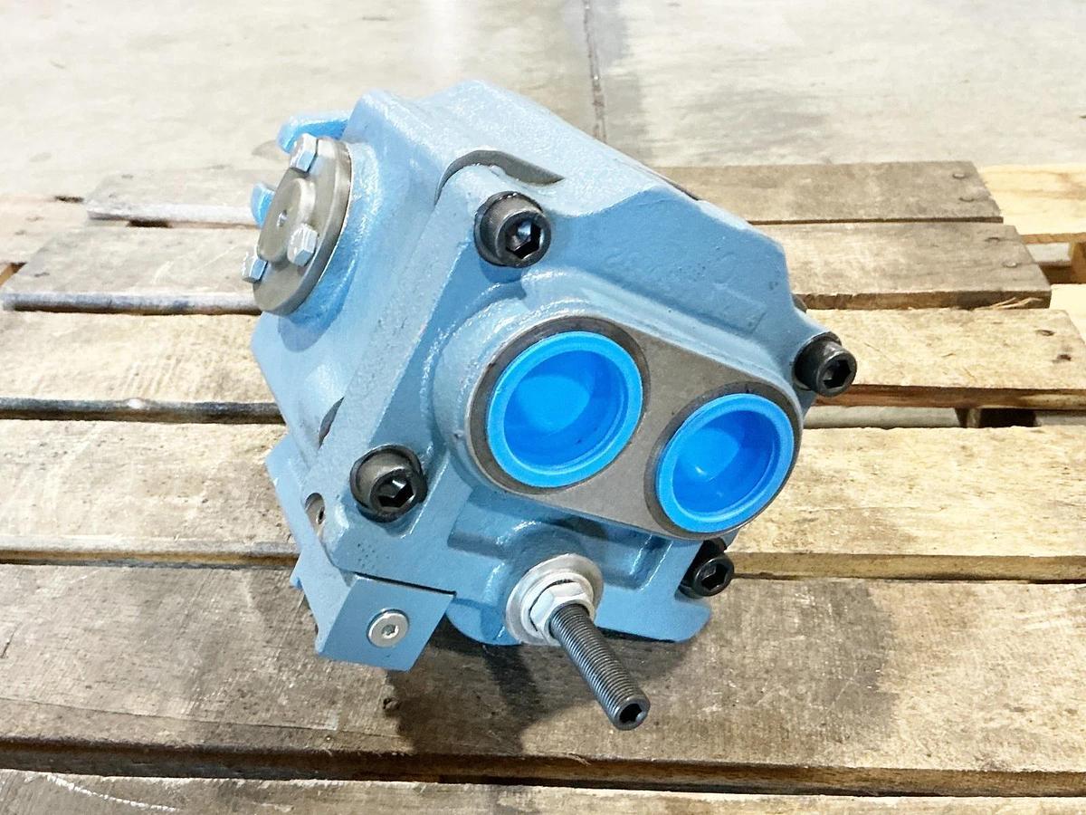 New Continental HPV-15B35-RF-0-1R-B-Y1138 Hydraulic Pump 3500PSI 2.09 Disp