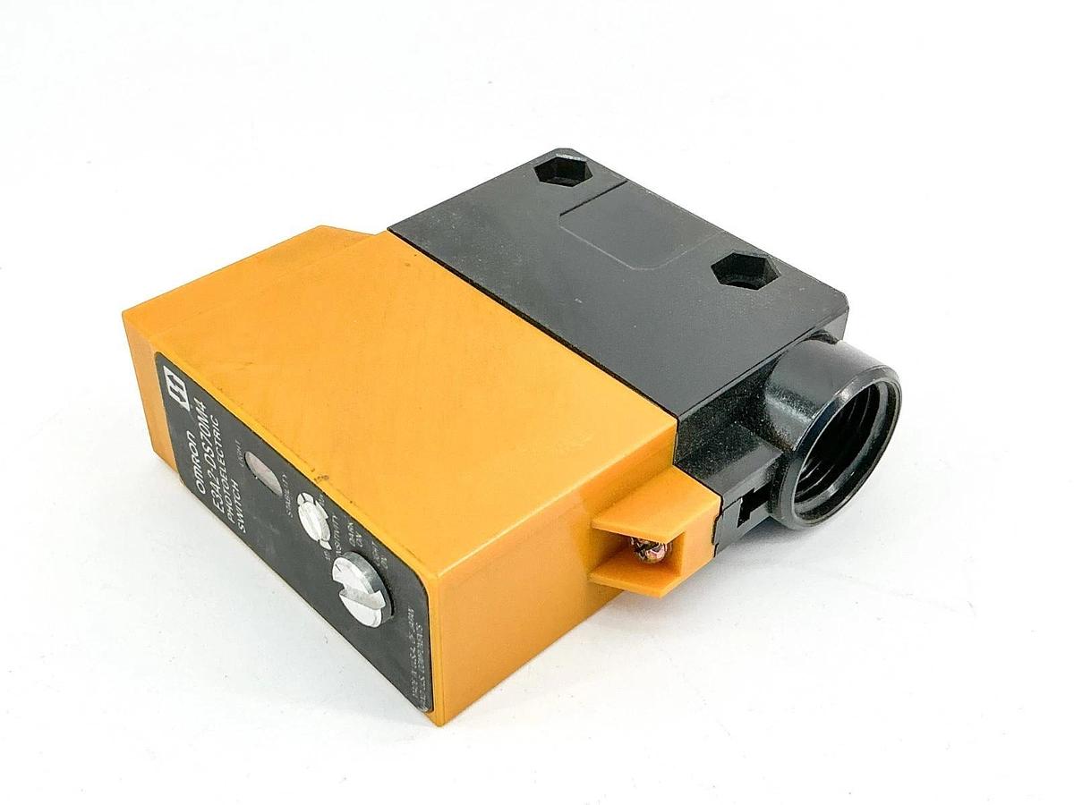 New Omron E3A2-DS70M4 Photoelectric Switch 24-240Vac 12-240VDC - No Box