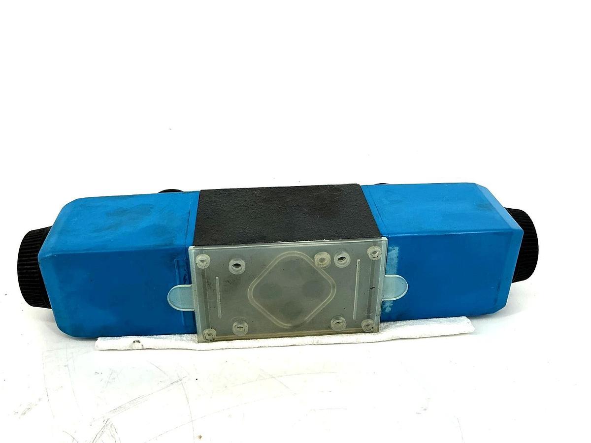 New Vickers DG4V-3S-2C208-M-U-HH5-60 Hydraulic Valve 24VDC 02-140637 - No Box