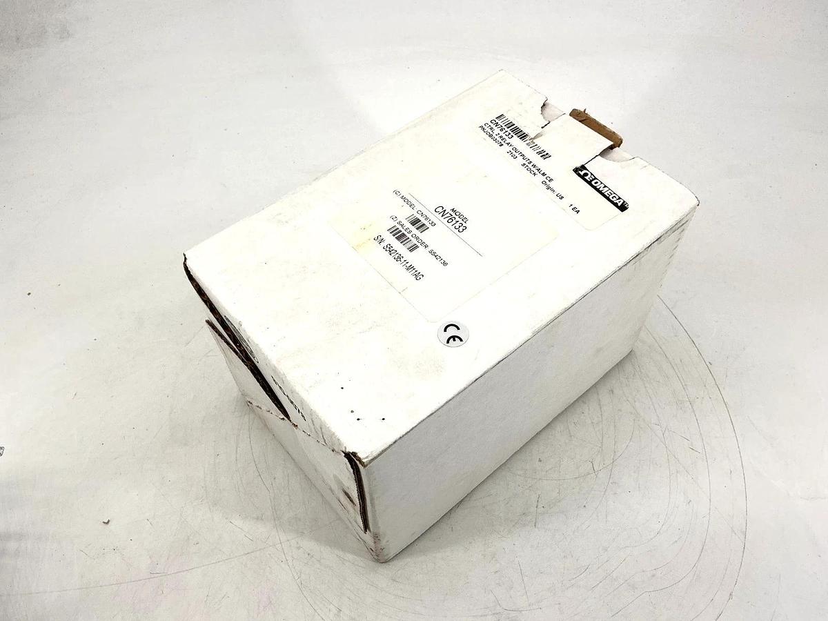 New Omega Engineering CN76133 Auto Tune Temperature Controller 100-240VAC