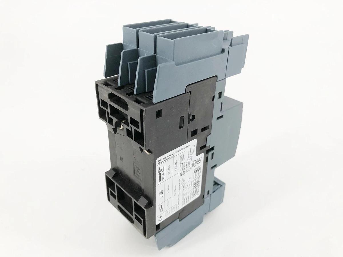 New Siemens 3RV2811-1CD10 Circuit Breaker 690VAC 3 Pole 2.5A