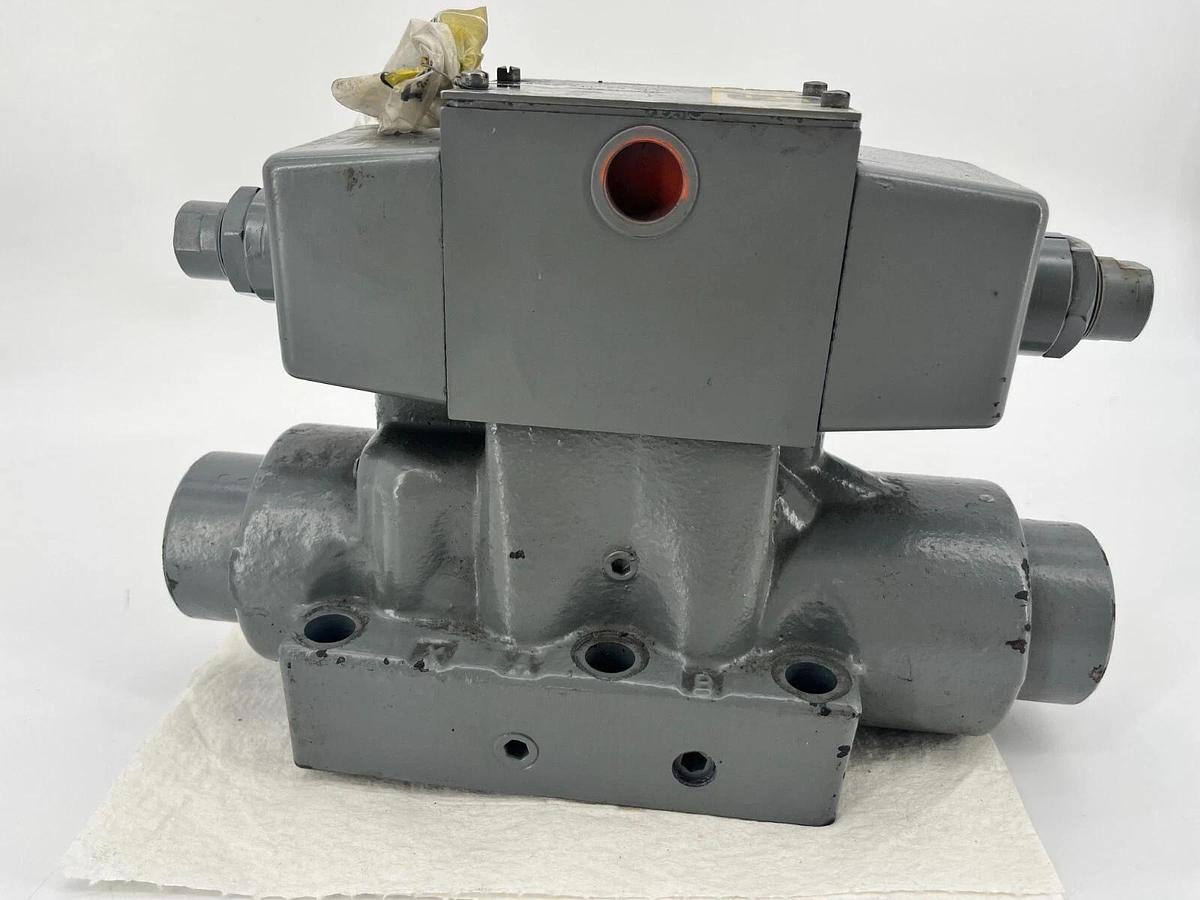 New Parker Hannifin D63W8C1Y Hydraulic Directional Control Valve 110V