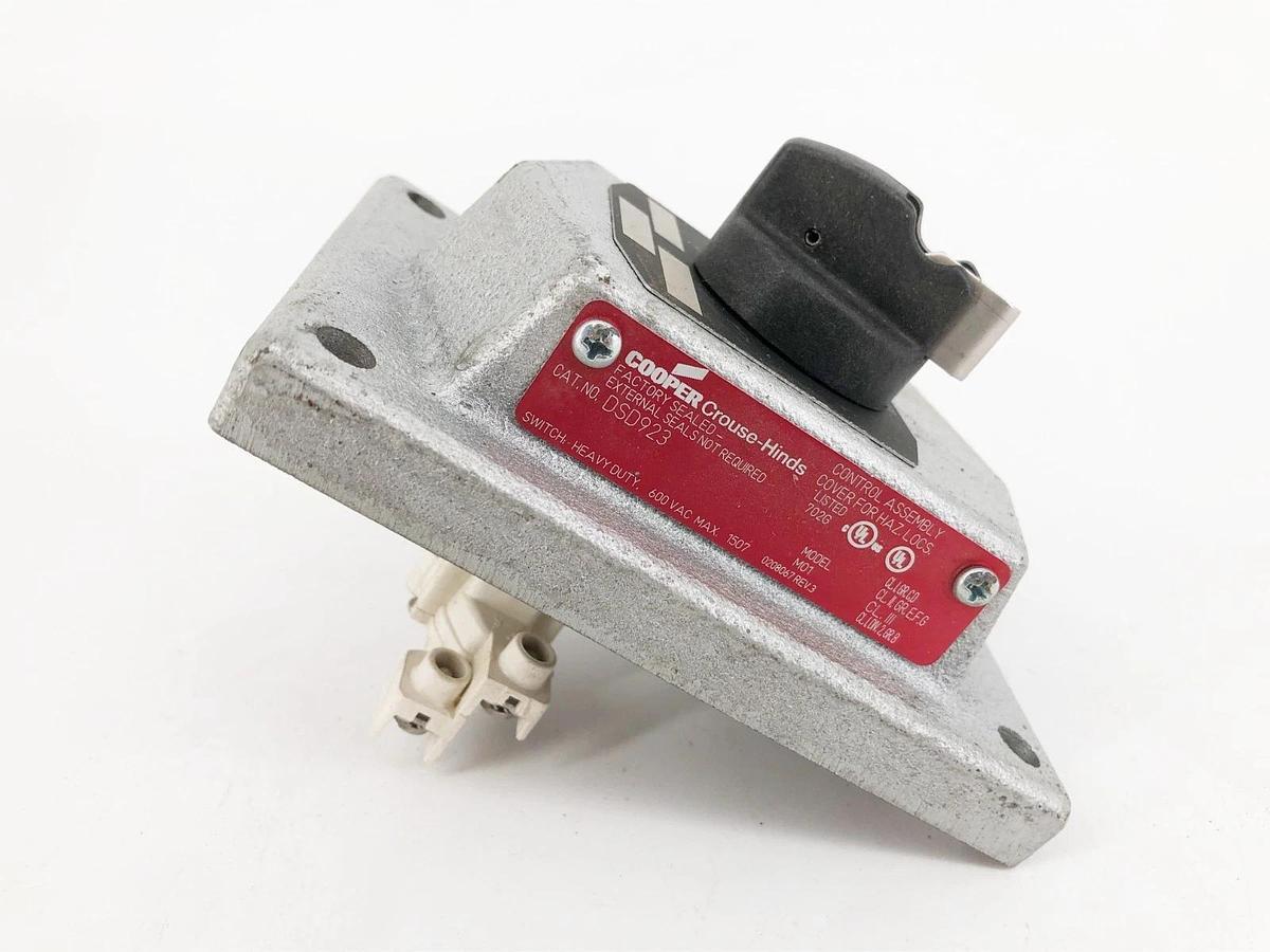 New Crouse Hinds DSD923 Explosion-proof Front Operated Selector Switch Model M01
