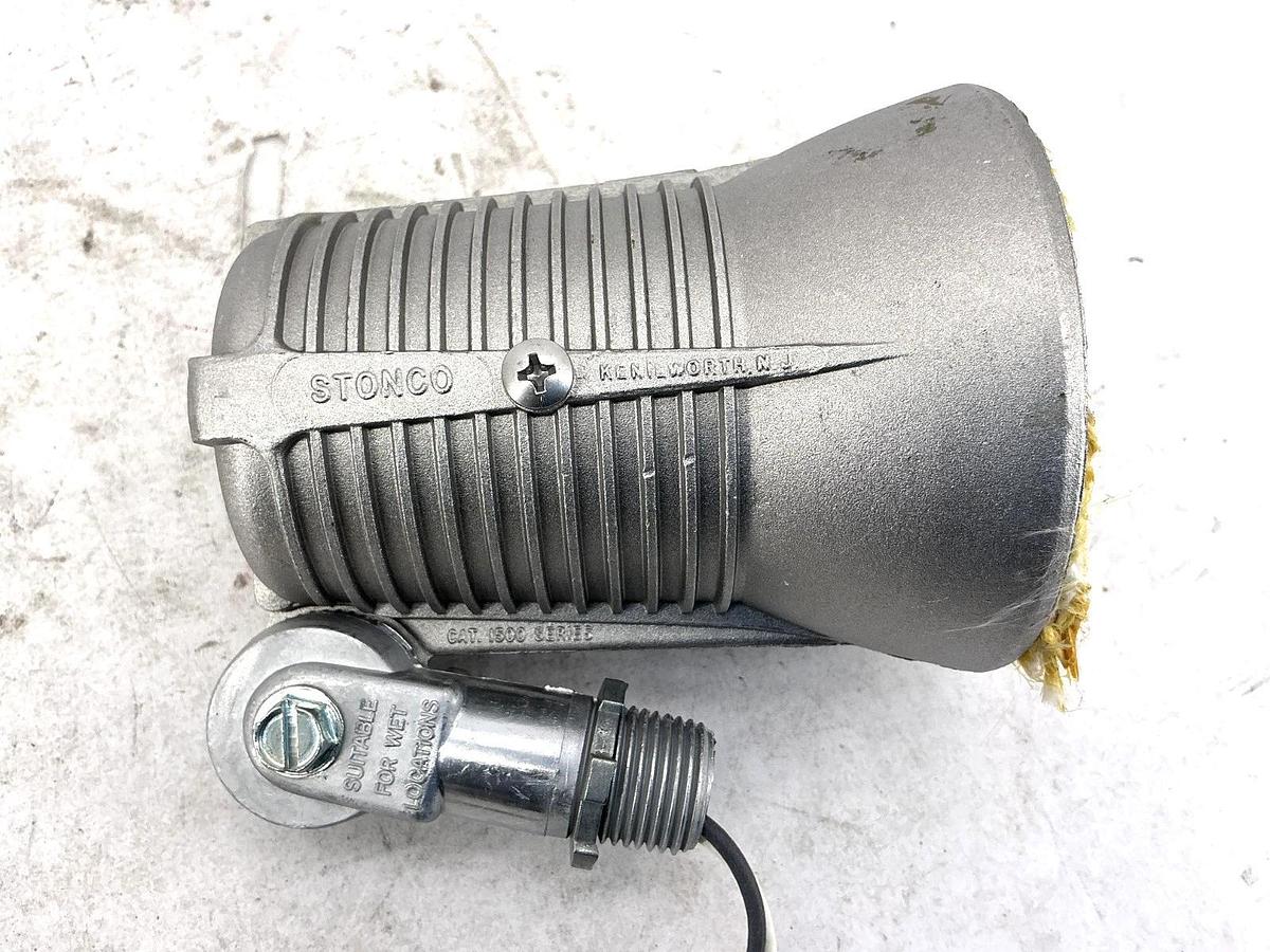 Box of 2 New Stonco CLD1500 PAR 38 Lamp Holder Medium Base 2-Wire 660V