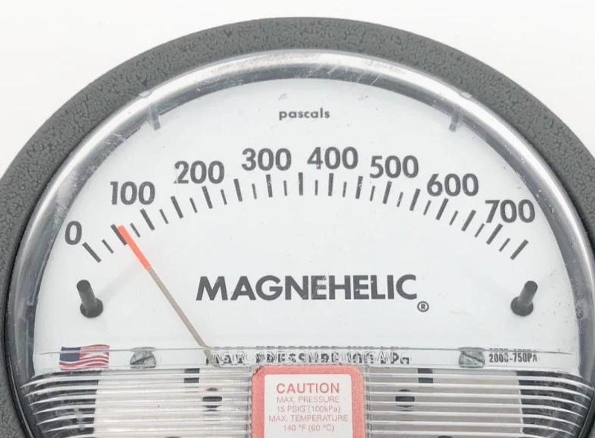 New Dwyer Magnehelic W08AD BB Pressure Gauge 0-700 pascals 100kPA Max - No Box