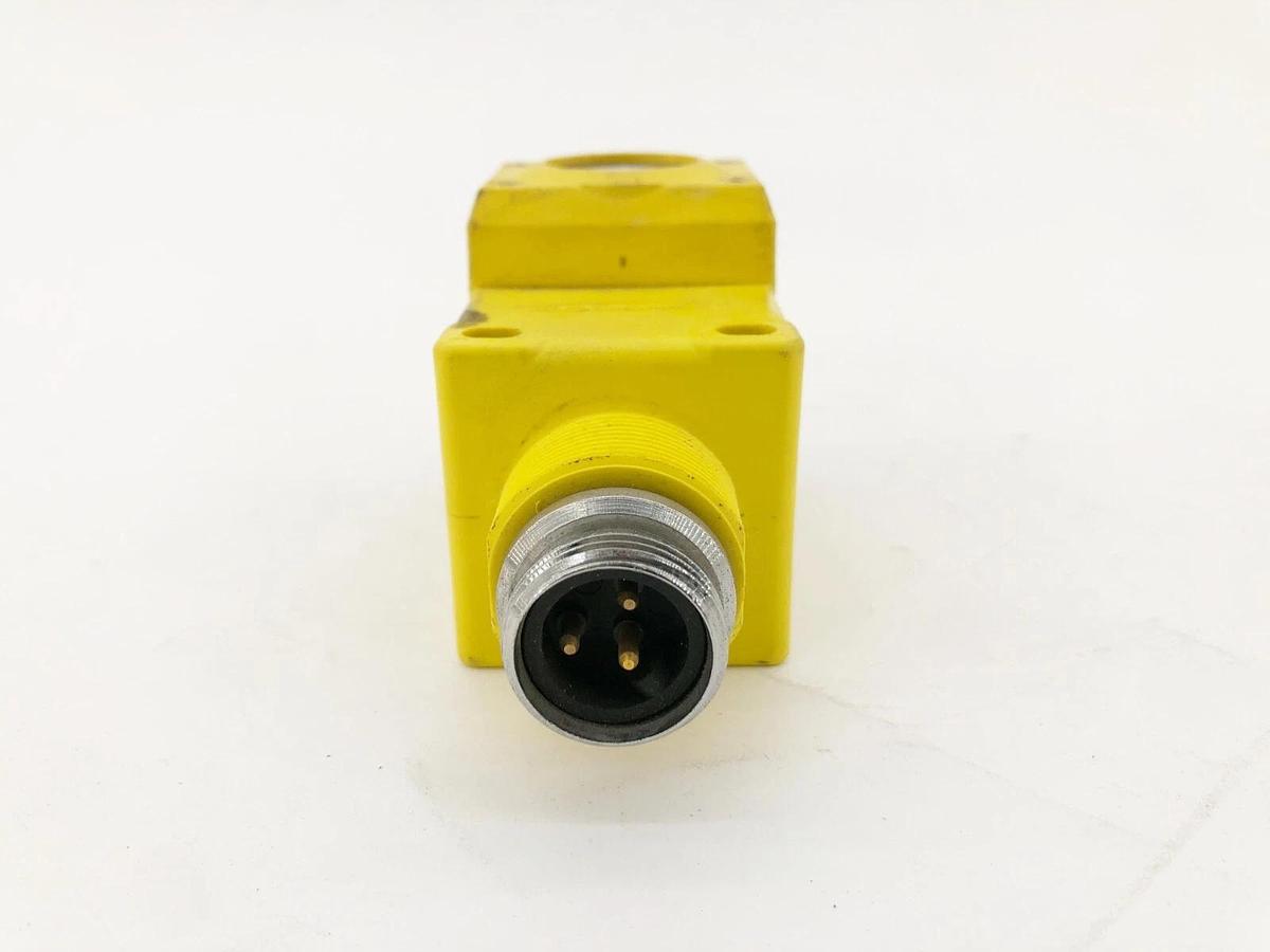 Used Banner Engineering Q45BW22CV4Q Photoelectric Sensor 90-250VAC 50/60Hz