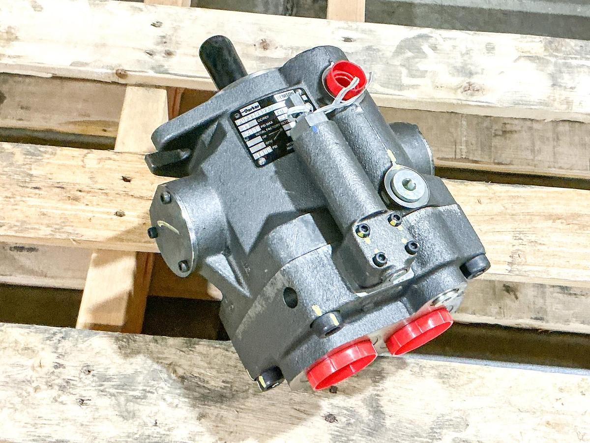 New Parker PVP3320R21 Hydraulic Pump 2000PSI CW Rotation 33 CC/Rev - No Box