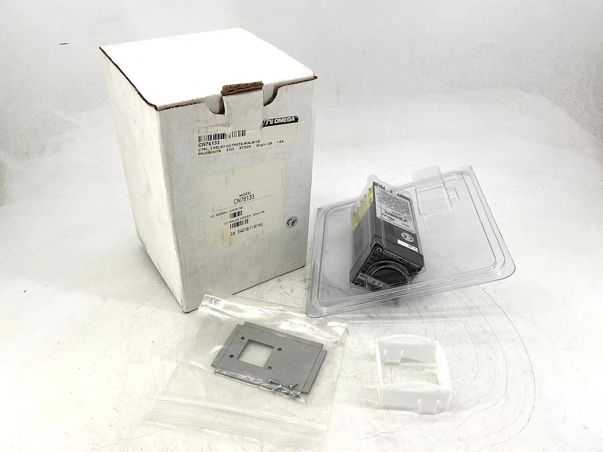 New Omega Engineering CN76133 Auto Tune Temperature Controller 100-240VAC