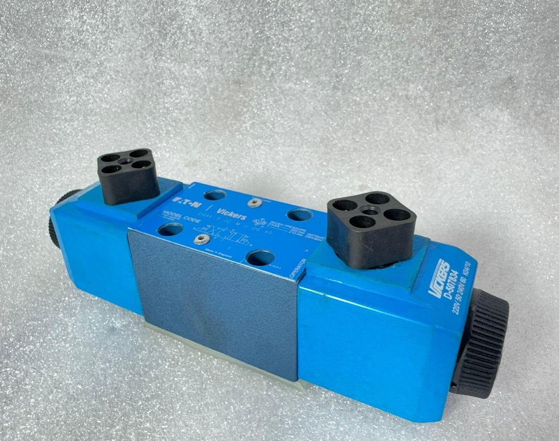 Used Vickers DG4V-3-0B-M-U-H7-60 Directional Control Valve 24VDC 859160