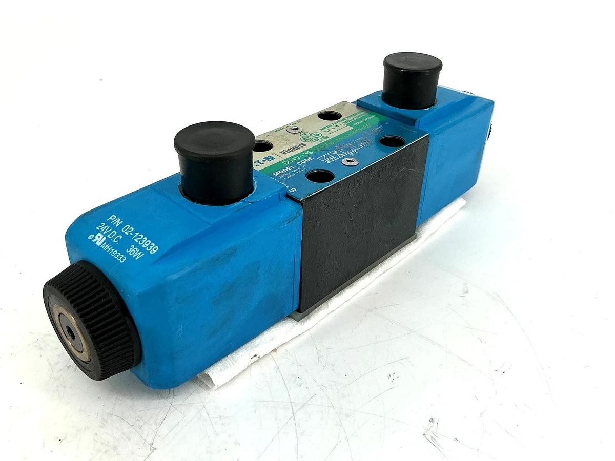 New Vickers DG4V-3S-2C208-M-U-HH5-60 Hydraulic Valve 24VDC 02-140637 - No Box