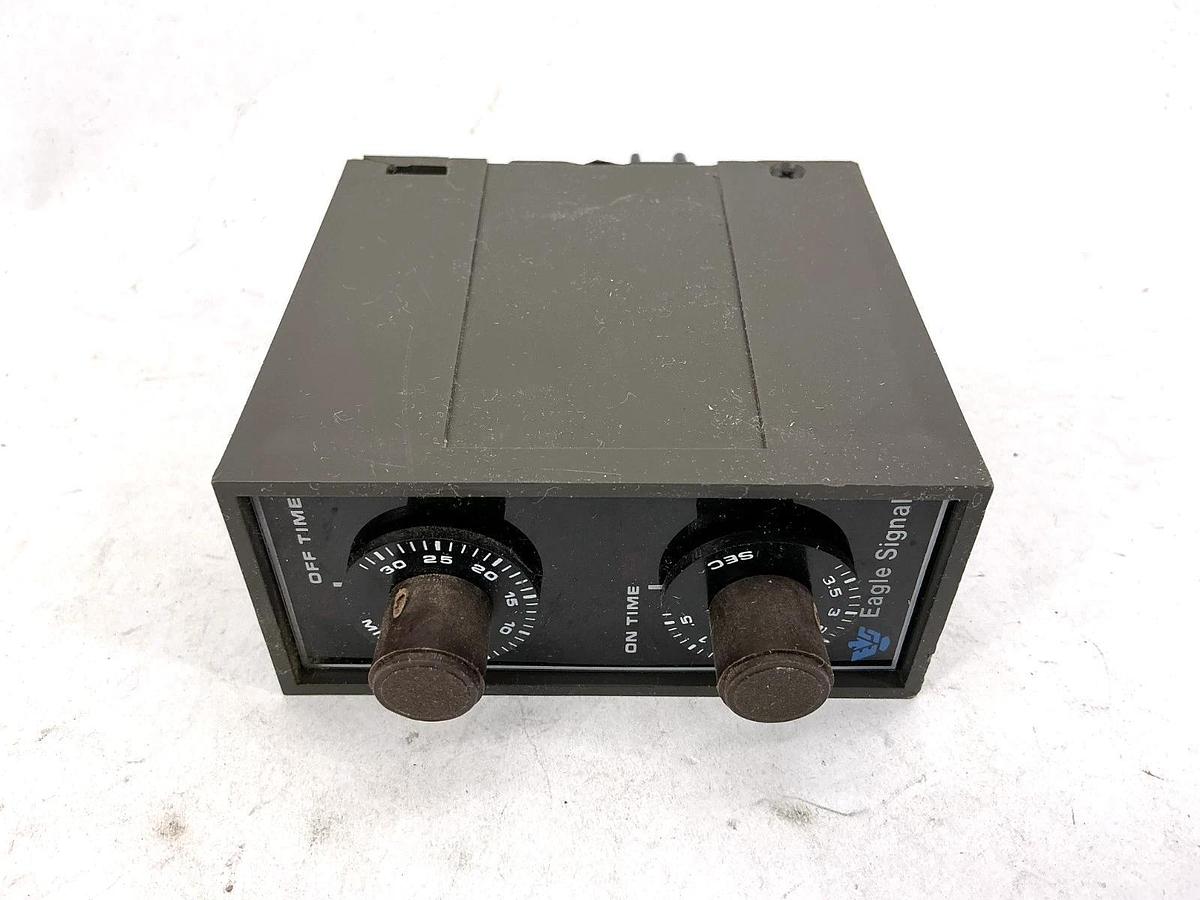 Used Eagle Signal DA1910A3 Repeat Cycle Timer 0.5sec-30min 8-Pin 120VAC 50/60HZ