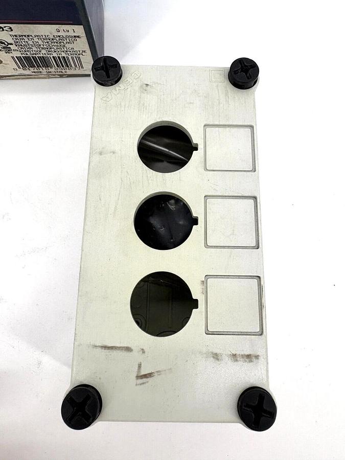 New GE General Electric P9EPE03 Thermoplastic Pushbutton Enclosure 3-Hole