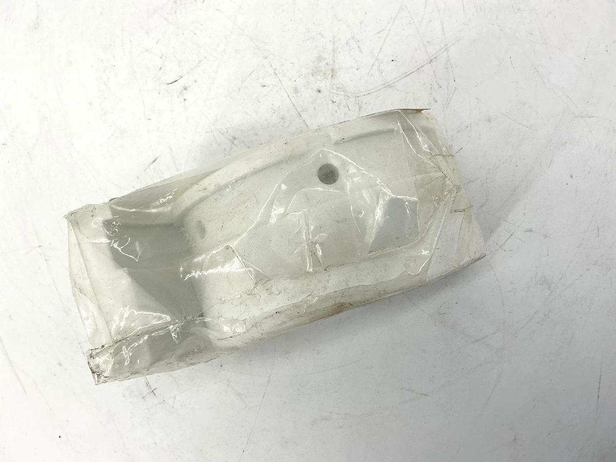 New NOV Z73106-090N Throttle Bushing White Plastic 73106-09