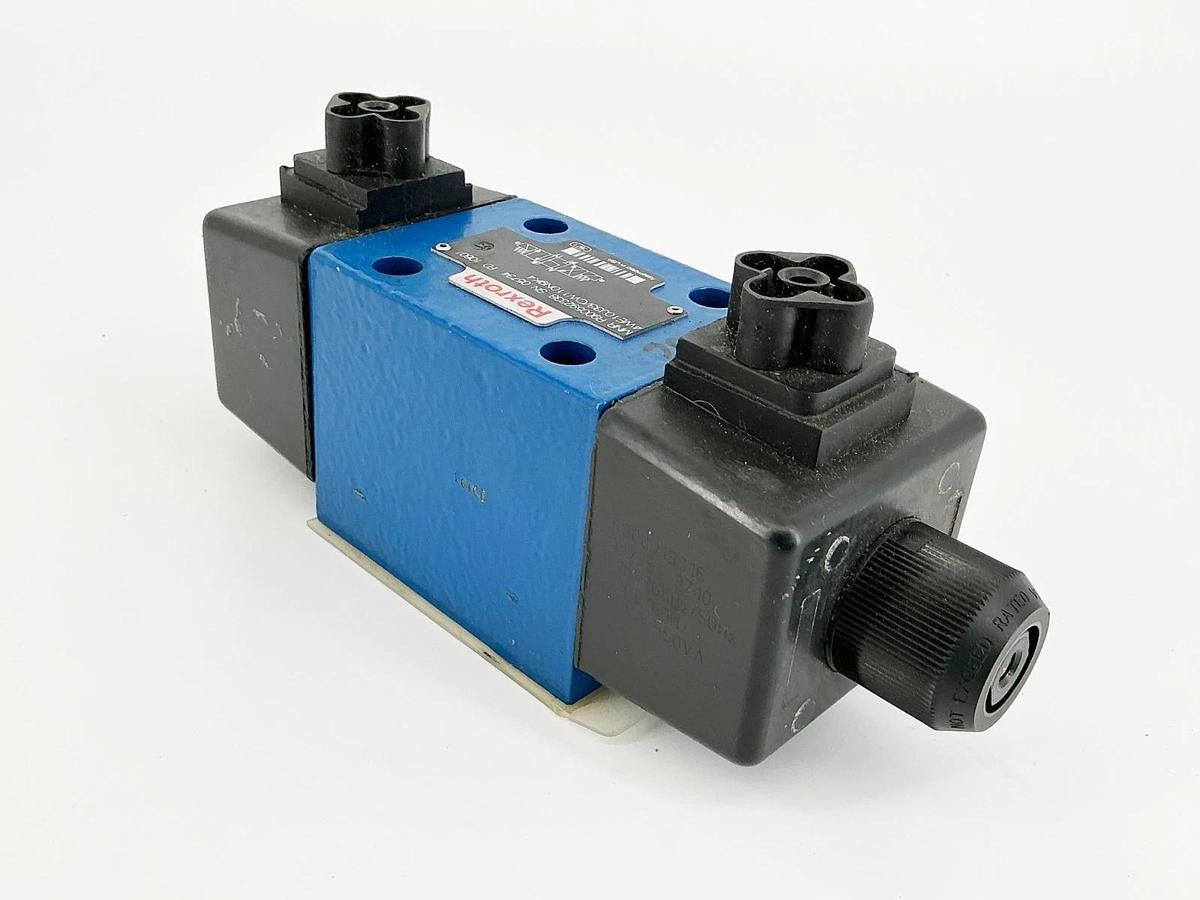 New Rexroth R900592338 Directional Solenoid Valve 120V 4WE10J33/CW110N9K4 No Box