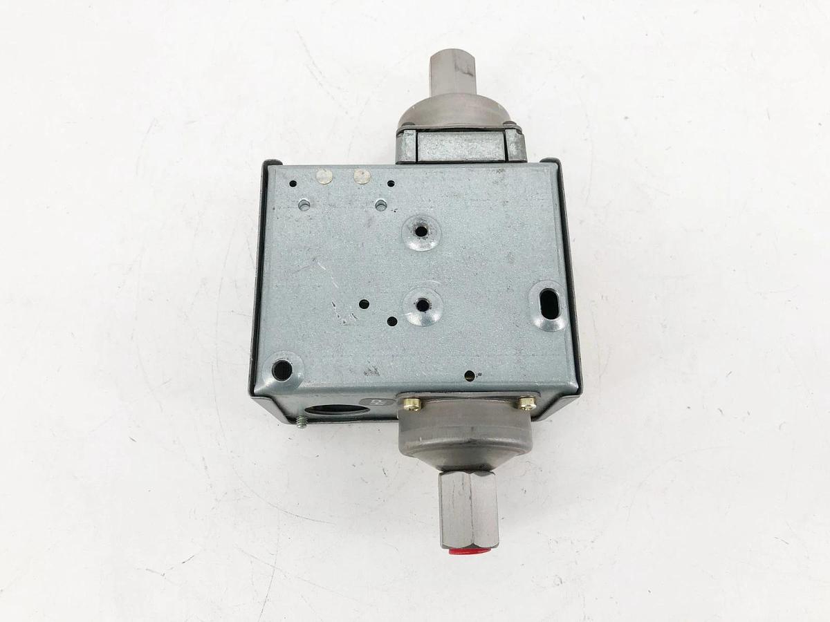 New Johnson Controls P74HA-14 Differential Pressure Control