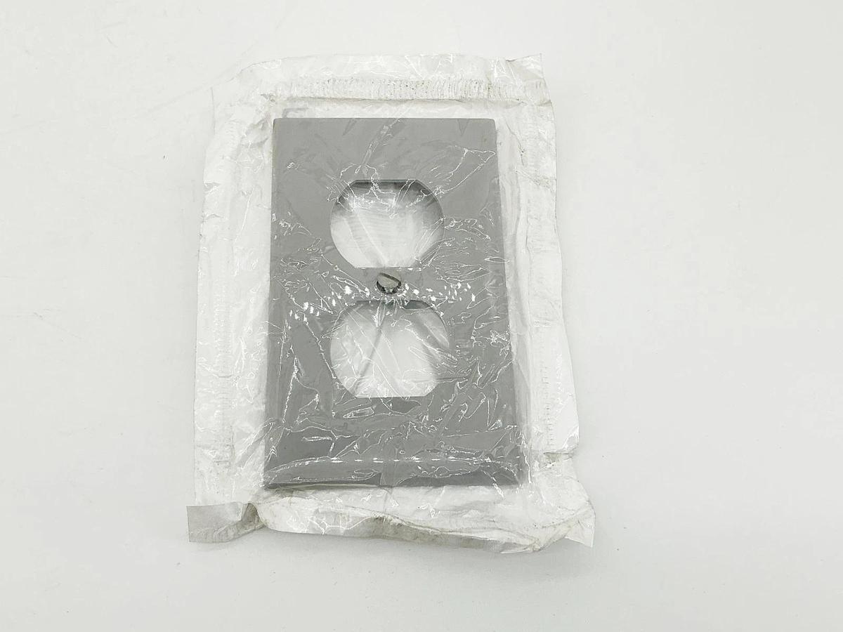 New Lot of 8 Leviton 014-80703-GY Duplex Receptacle Gray