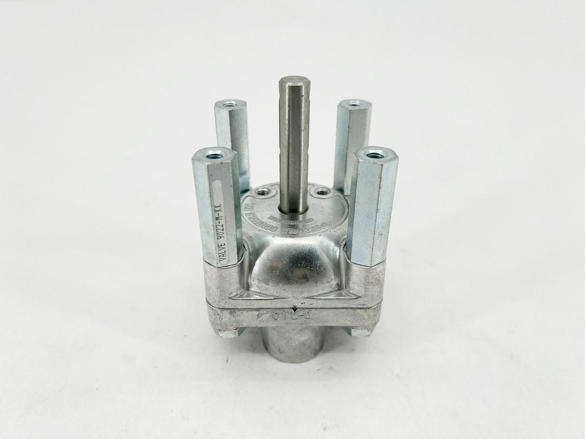New Barksdale 9022-M-KK Directional Control Valve 3/8" MC2-75-106-B - No Box