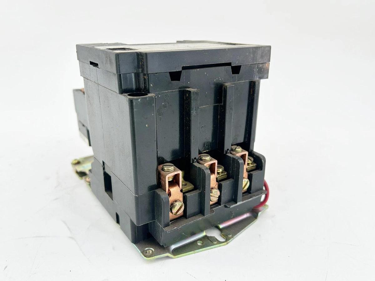 Used Square D 8536SDO1V02S Starter NEMA Size 2 575V 60Hz 25HP 3P Ser.A