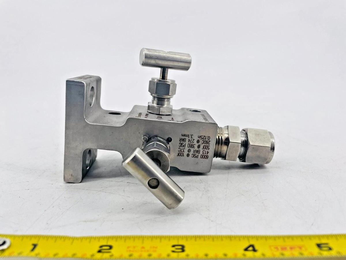 Used Swagelok SS-V2BF8-FL-G-SG-TR Instrument Manifold .125in