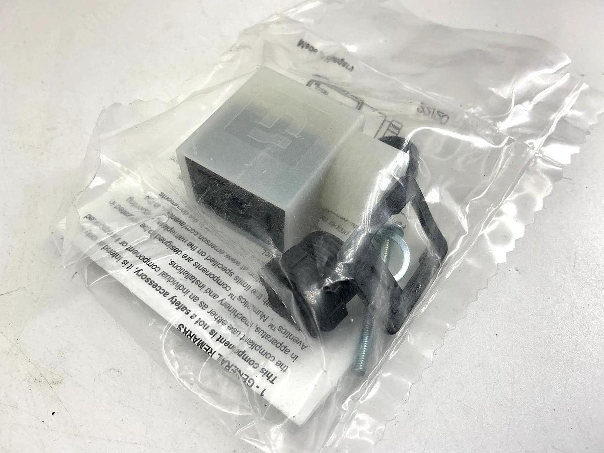 Lot of 2 New Numatics 230-365 Connector 24V Plug-In Socket 3-Pin 10A 250V 230365