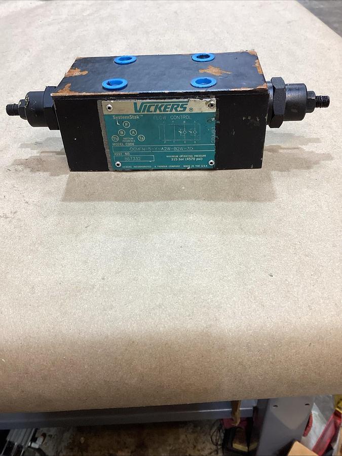 New Vickers DGMFN-5-Y-A2W-30 Flow Control Valve 315Bar 4570PSI - No Box