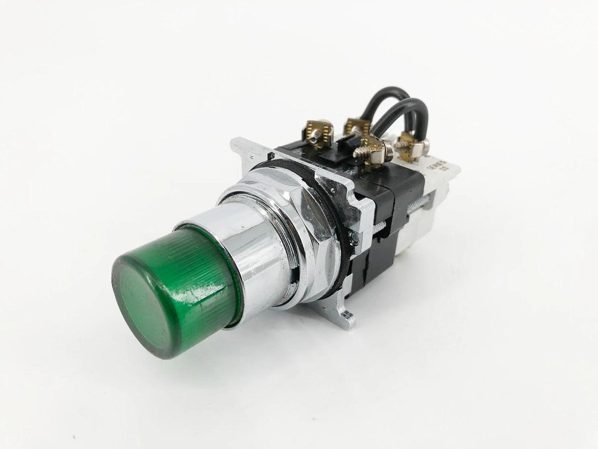 New Cutler Hammer 10250T/9100T/E34 Green Illuminated Pushbutton 120VAC - No Box