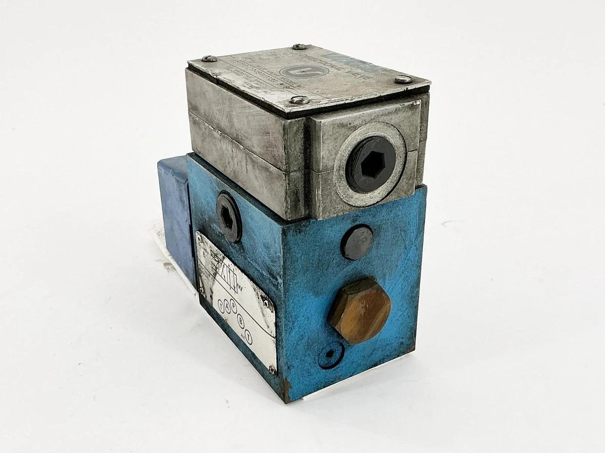 Used Vickers DG4S4W012A-B-60 Solenoid Valve 110/120V 50/60Hz 879249