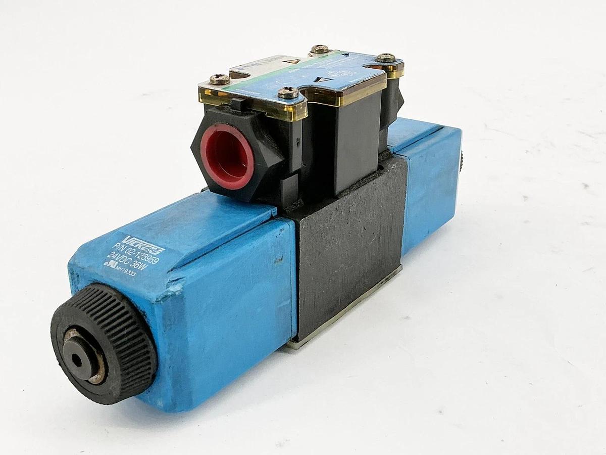 Eaton Vickers DG4V-3S-2C208-M-FTWL-HH5-60 Solenoid Valve 24VDC - No Box