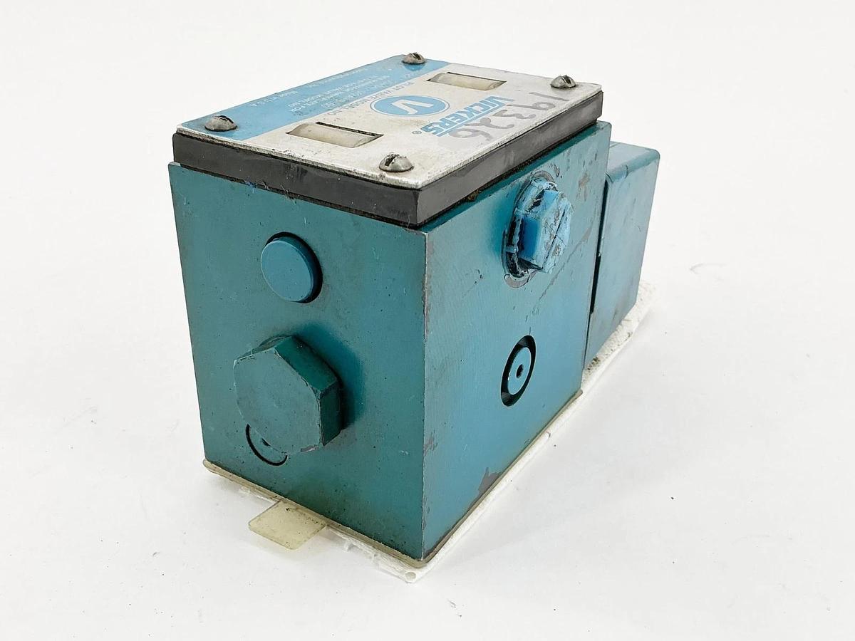 New Vickers DG4S4L-012A-B-60 Pilot Valve 110/120V 50/60Hz 20GPM 879221 - No Box