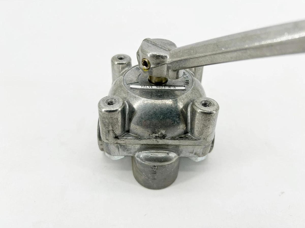 New Barksdale 9023-M-A Pneumatic Directional Control Valve 1/2" - No Box