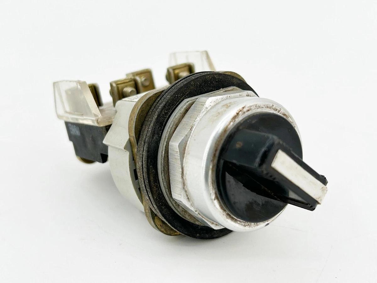 Used Allen Bradley 800T-H4 Selector Switch 30.5M 2 Position Spring Return Ser.T