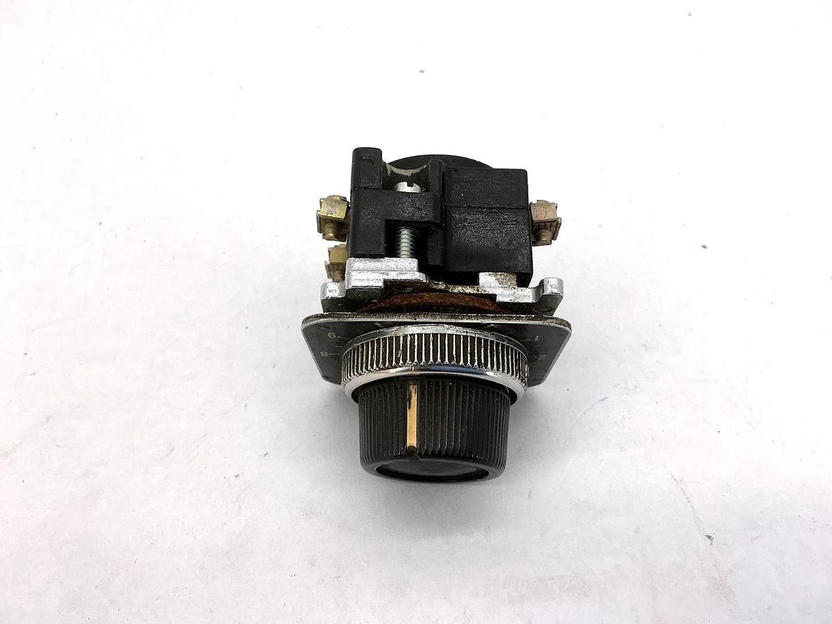 Used Cutler-Hammer 10250T332 Potentiometer 2 Watt Single 2500 OHMS 50V