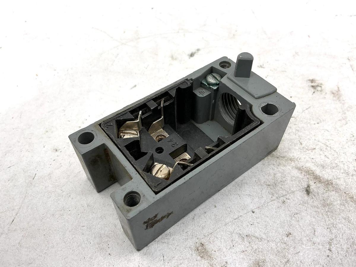 Used Lot of 2 Cutler-Hammer E51RC Series A1 Receptacle Conduit Entrance AC 3-Wire