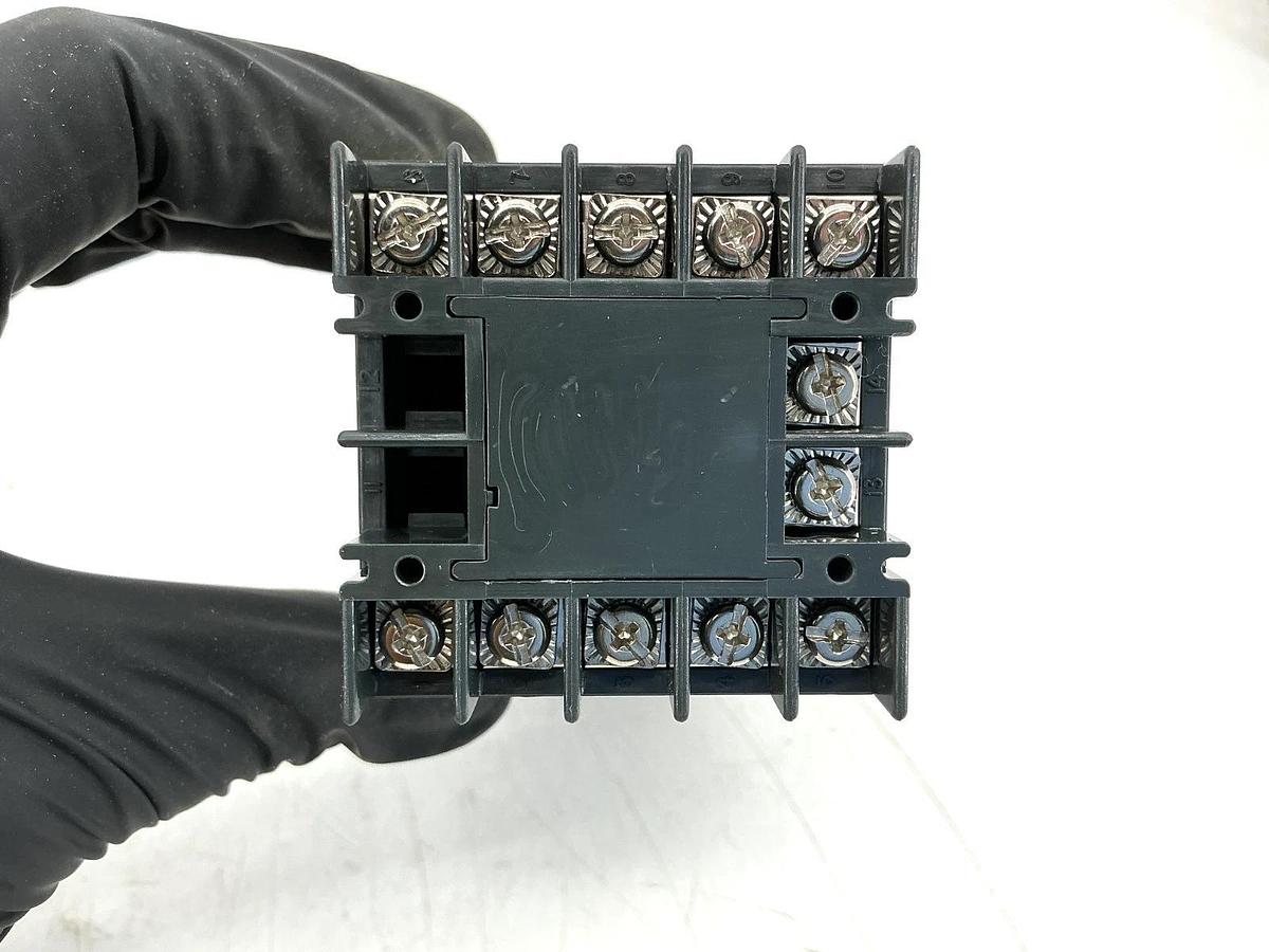 New Omega Engineering CN76133 Auto Tune Temperature Controller 100-240VAC