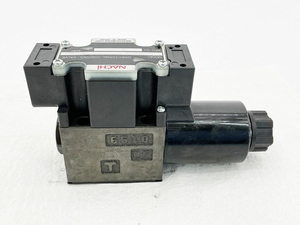 New Nachi SS-G01-A3X-R-D2-E31 Directional Control Valve W/ Light 5075PSI No Box
