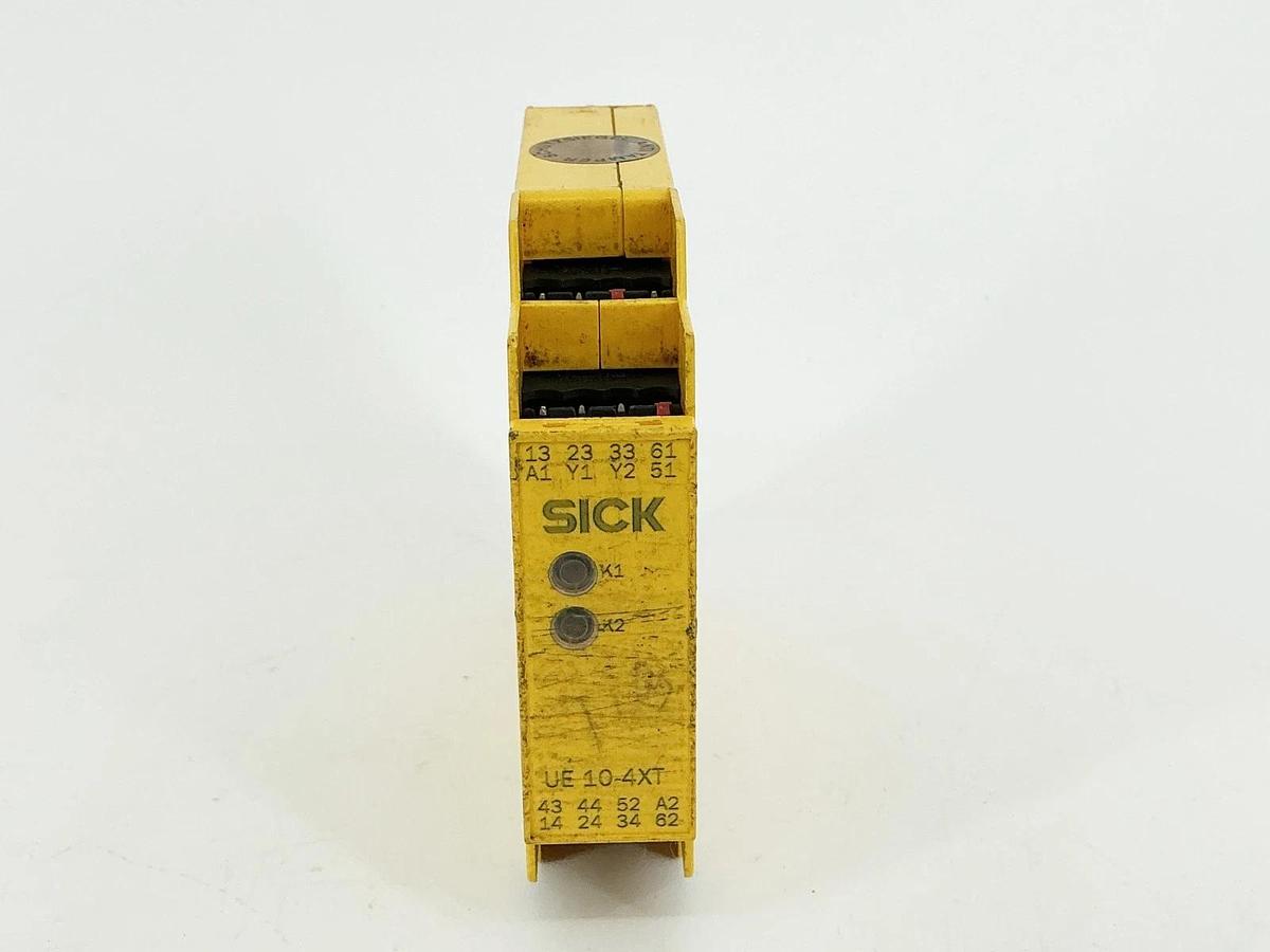 Used Sick UE10-4XT3D2 Safety Extension Relay 1.5W 2.7VA2 24V