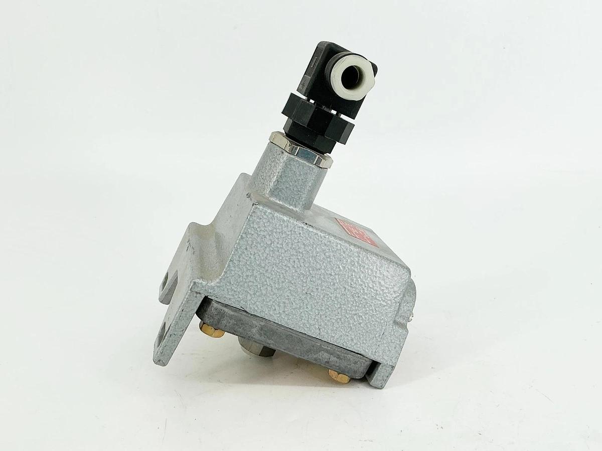 New Barksdale CD1H-GM80SS-ST4 Pressure Switch 11Bar 24VDC - No Box