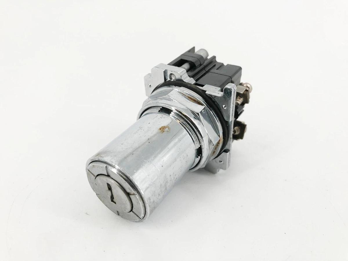 New Cutler Hammer 10250T/9100T Keyed Selector Switch 3-Pos. No Keys - No Box