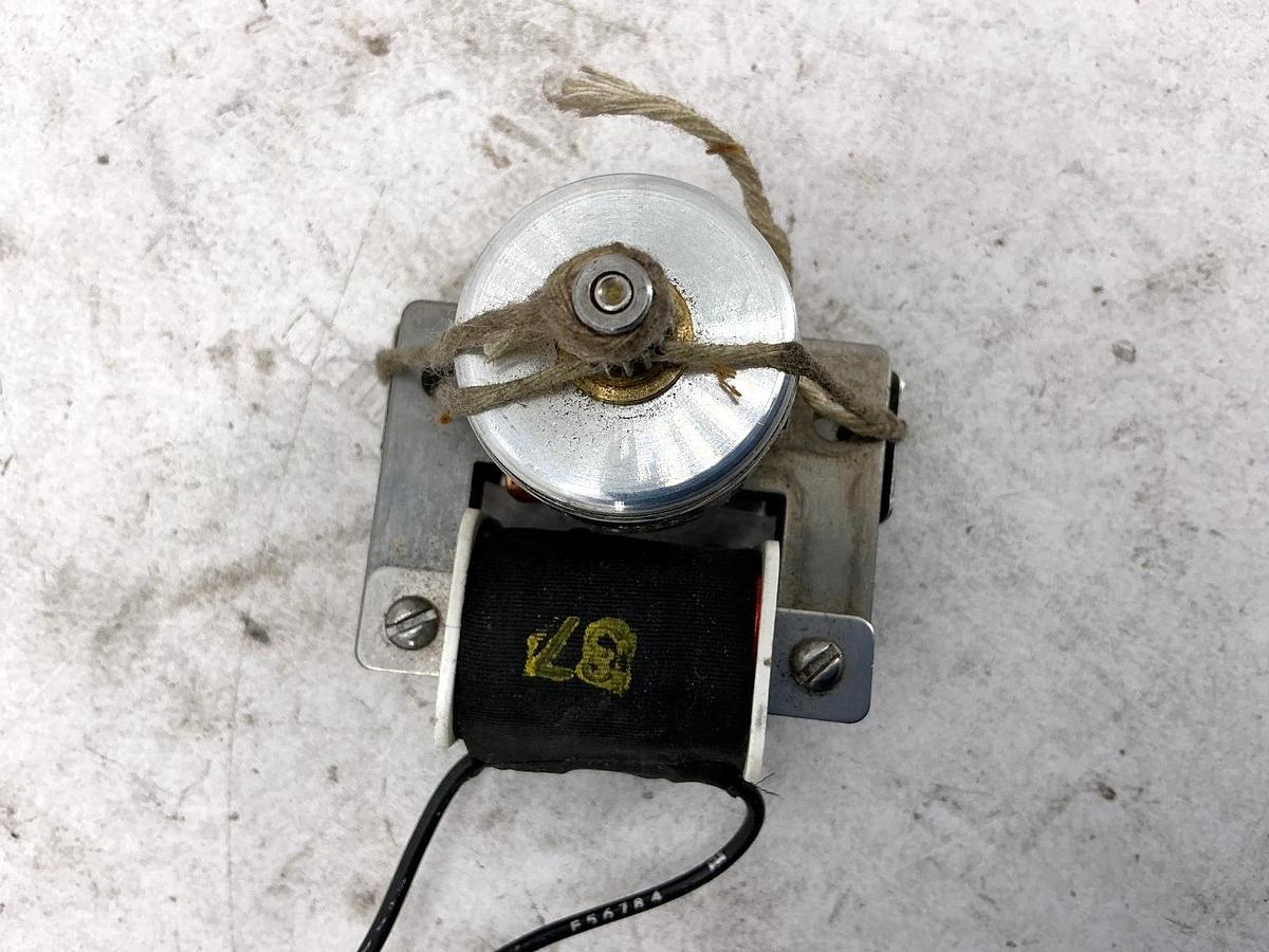 New Telechron 353361001 Synchronous Motor Type BC3 6W 60RPM 120V 60CY - No Box
